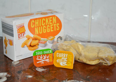 Chicken Nuggets Curry & Süss Sauer Dip ausgepackt