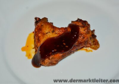 Aldi BBQ Streetfoodsauce Soja-Sesam-Sauce mit Ingwer 2023 auf einem Aldi Chicken Wing