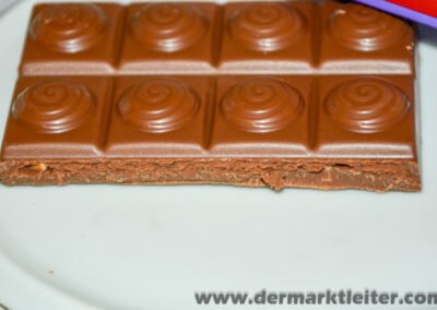 Milka MMMAX Mandel Karamell 2023 angebrochen innen nah