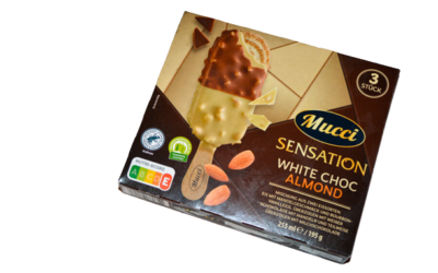 Aufgemacht: Aldi Mucci Sensation White Choc Almond Stieleis 2023