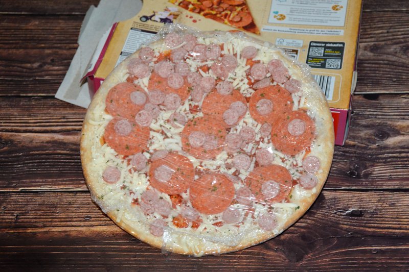 Gut & Günstig Steinofenpizza Double Salami aufgemacht