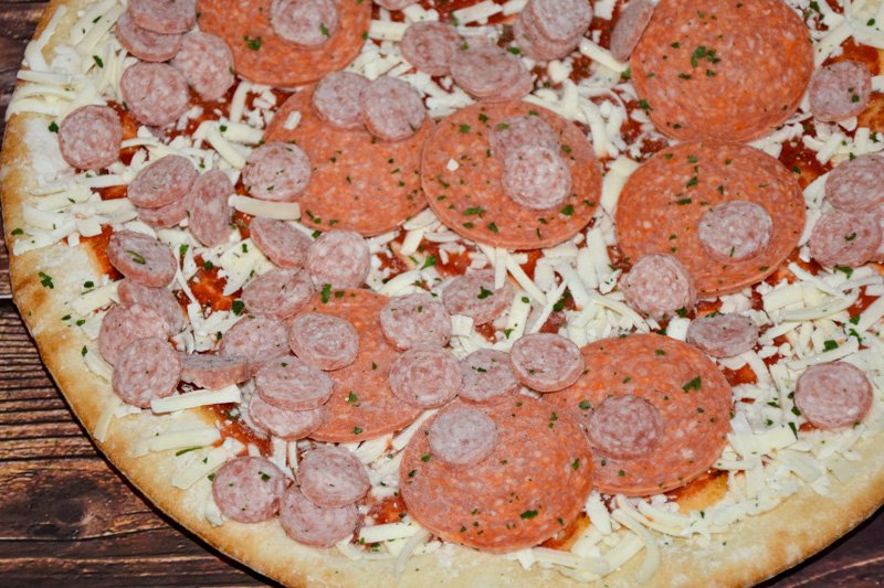 Gut & Günstig Steinofenpizza Double Salami ungebacken nah