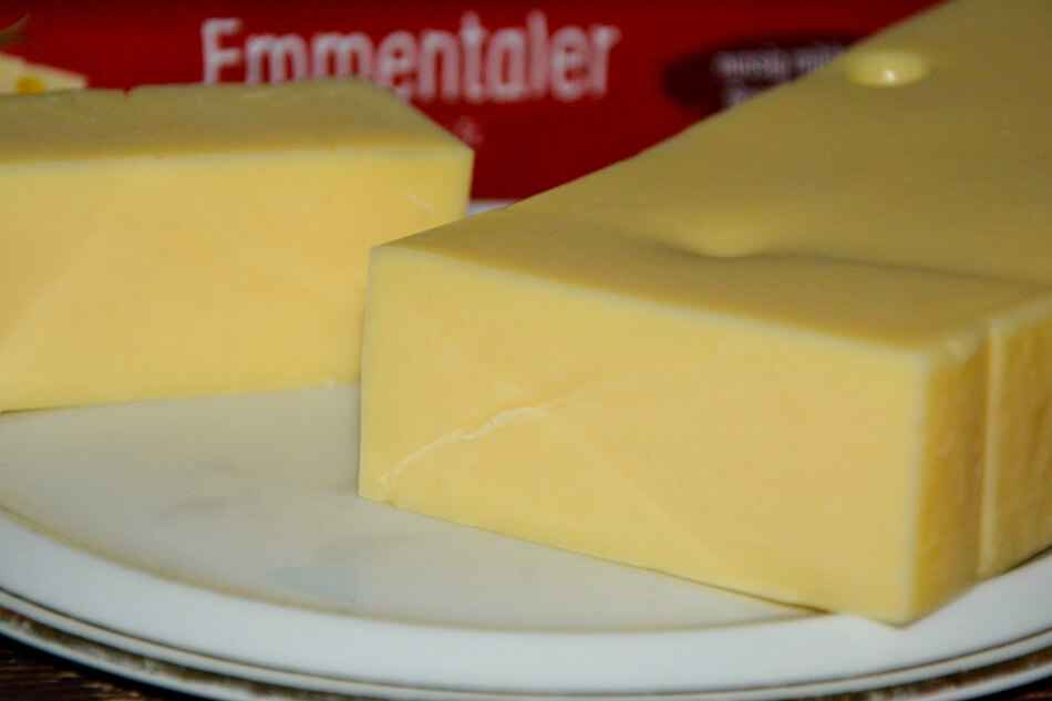 Milbona Emmentaler im Stück 400g angeschnitten nah