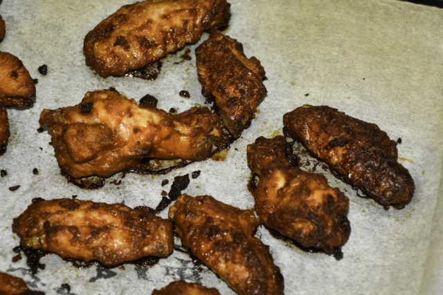 Aldi Jack´s Farm Chicken Wings BBQ 2025 fertiggebacken auf Backpapier