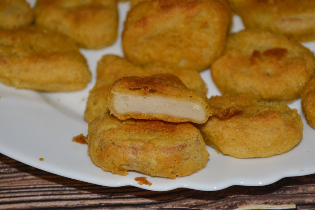 7 Aldi meine Metzgerei Chicken Nuggets mit Dip frisch 2025 angeschnitten - innen