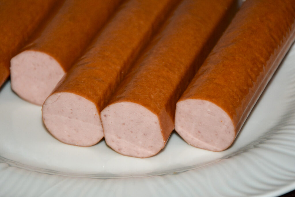 Gut & Günstig Curry Bockwurst 2025 angeschnitten nah