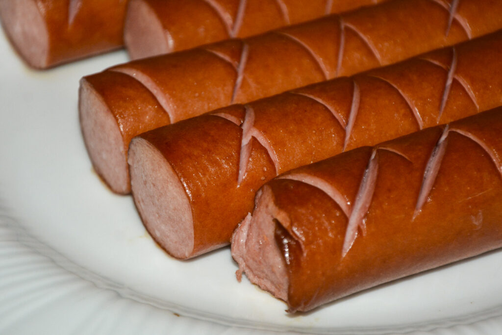 Gut & Günstig Curry Bockwurst 2025 fertiggebacken Anschnitt nah